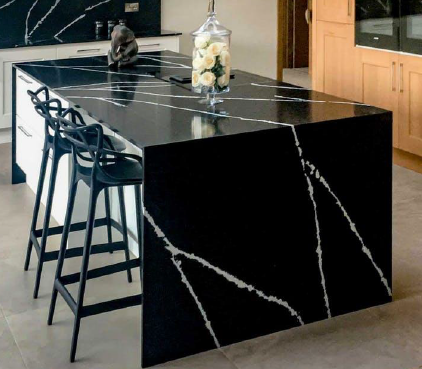 Elegancki blat kuchenny z Nero Marquina - kwarcowego konglomeratu o wysokiej trwałości